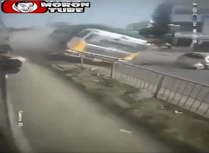 Video :An amazing accident in India is captured on a dashcam